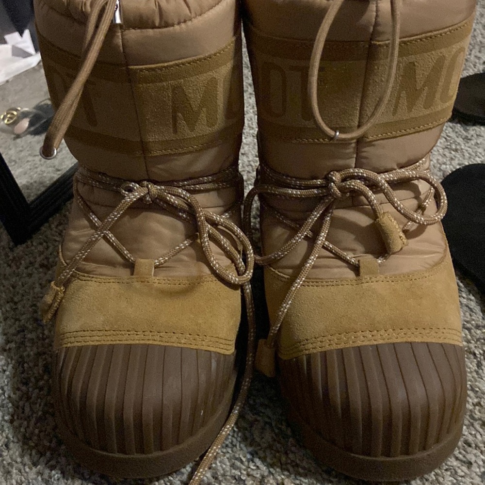 Hello theses are the palm angels/moncler moon boots in a size eu 37/38
